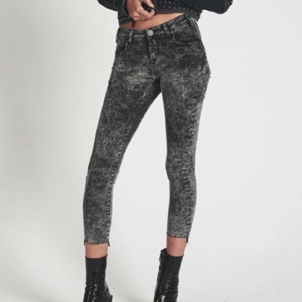 One X Oneteaspoon Women’s Freebirds II Black Acid Wash Crop Skinny Jeans Size 27